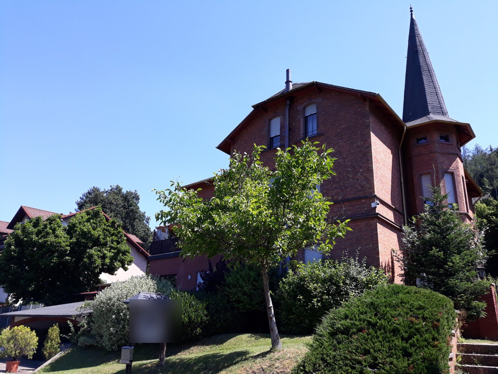 Freistehende Villa von 1886 im Odenwald mit gewerblich genutztem Erdgeschoss, Büroanbau und rund 2.000 m² Grundstück